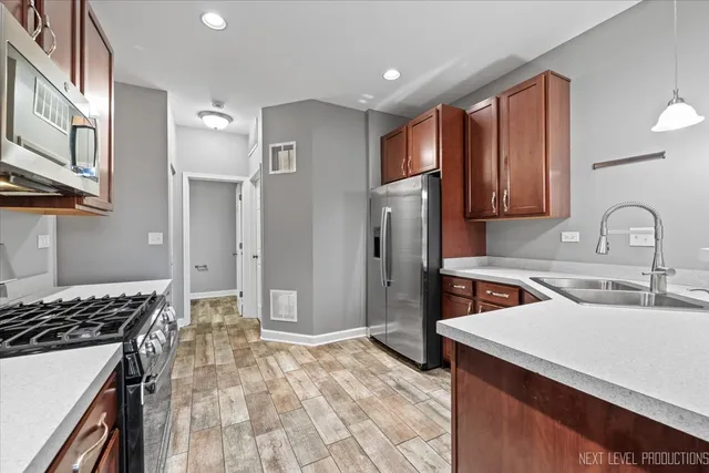 $2,400 | 450 Majestic Lane, Unit 450, Oswego, IL 60543