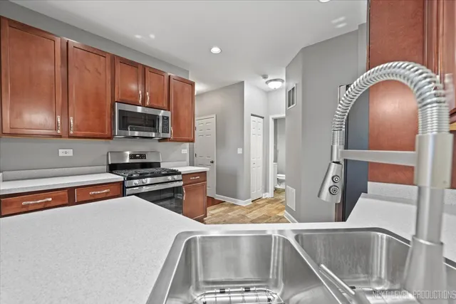 $2,400 | 450 Majestic Lane, Unit 450, Oswego, IL 60543