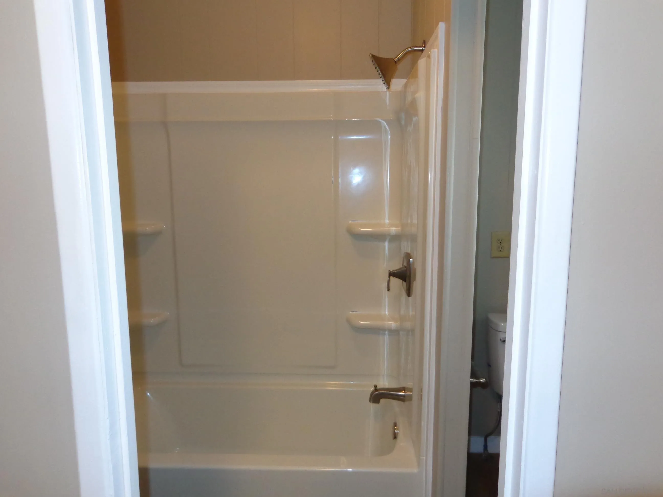 106 Havenview Lane Oceanside, CA 92056 - Photo 19 of 24 a bathroom with a bathtub