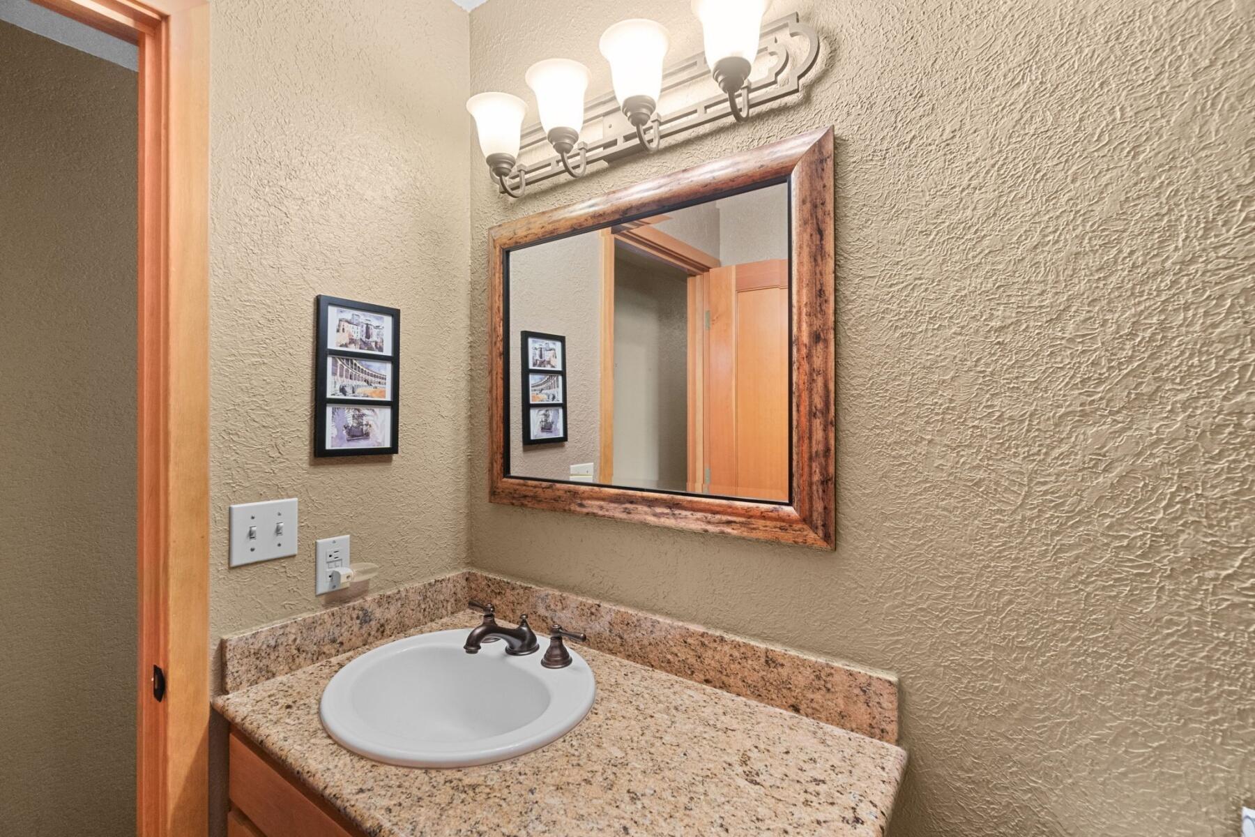 66825 Sisemore Road Bend, OR 97703 - Photo 28 of 42 Second Bathroom