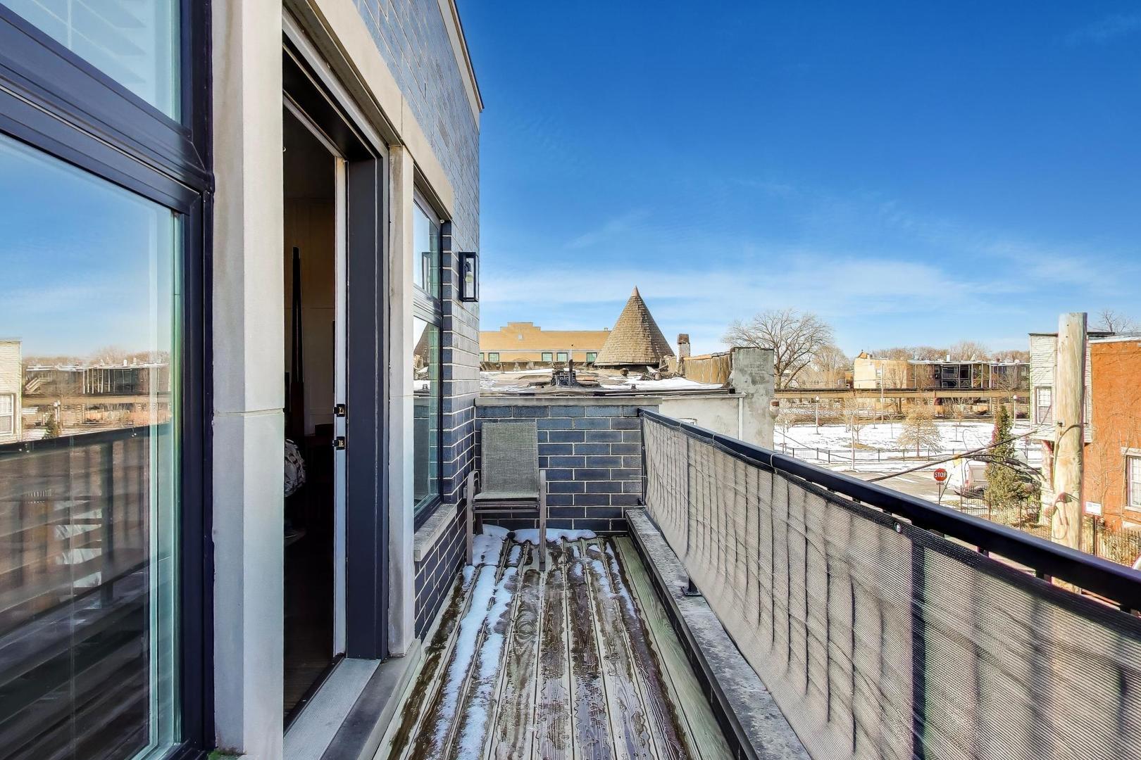 347 East 44th Street Chicago, IL 60653 - Photo 25 of 38 a view of balcony with city view