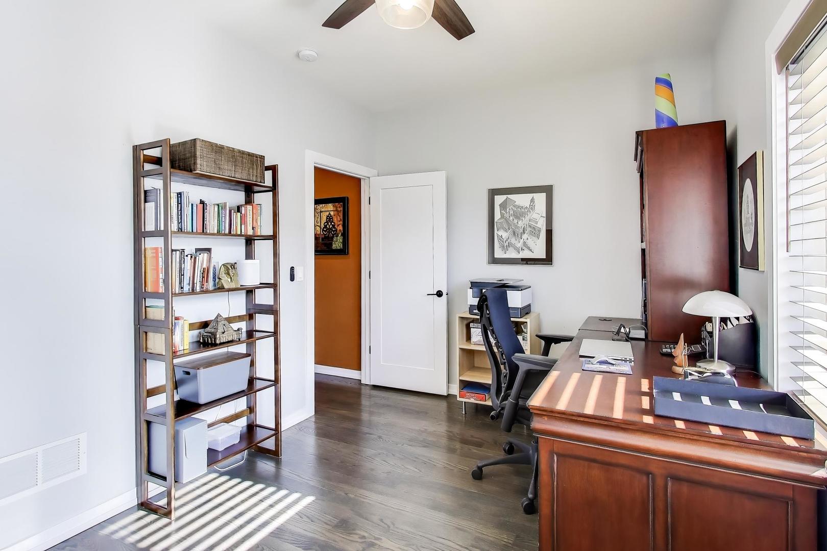 347 East 44th Street Chicago, IL 60653 - Photo 29 of 38 a work room with furniture and wooden floor