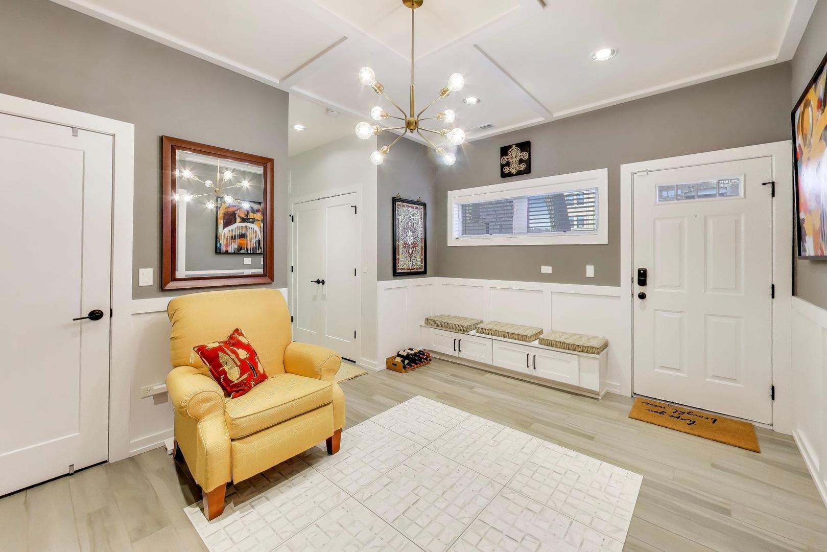347 East 44th Street Chicago, IL 60653 - Photo 3 of 38 a living room with furniture and wooden floor