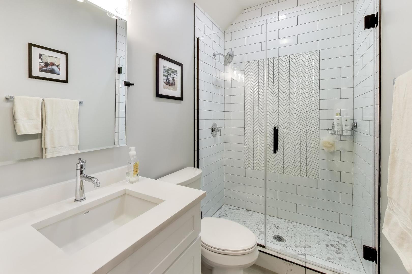 347 East 44th Street Chicago, IL 60653 - Photo 6 of 38 a bathroom with a sink toilet and shower