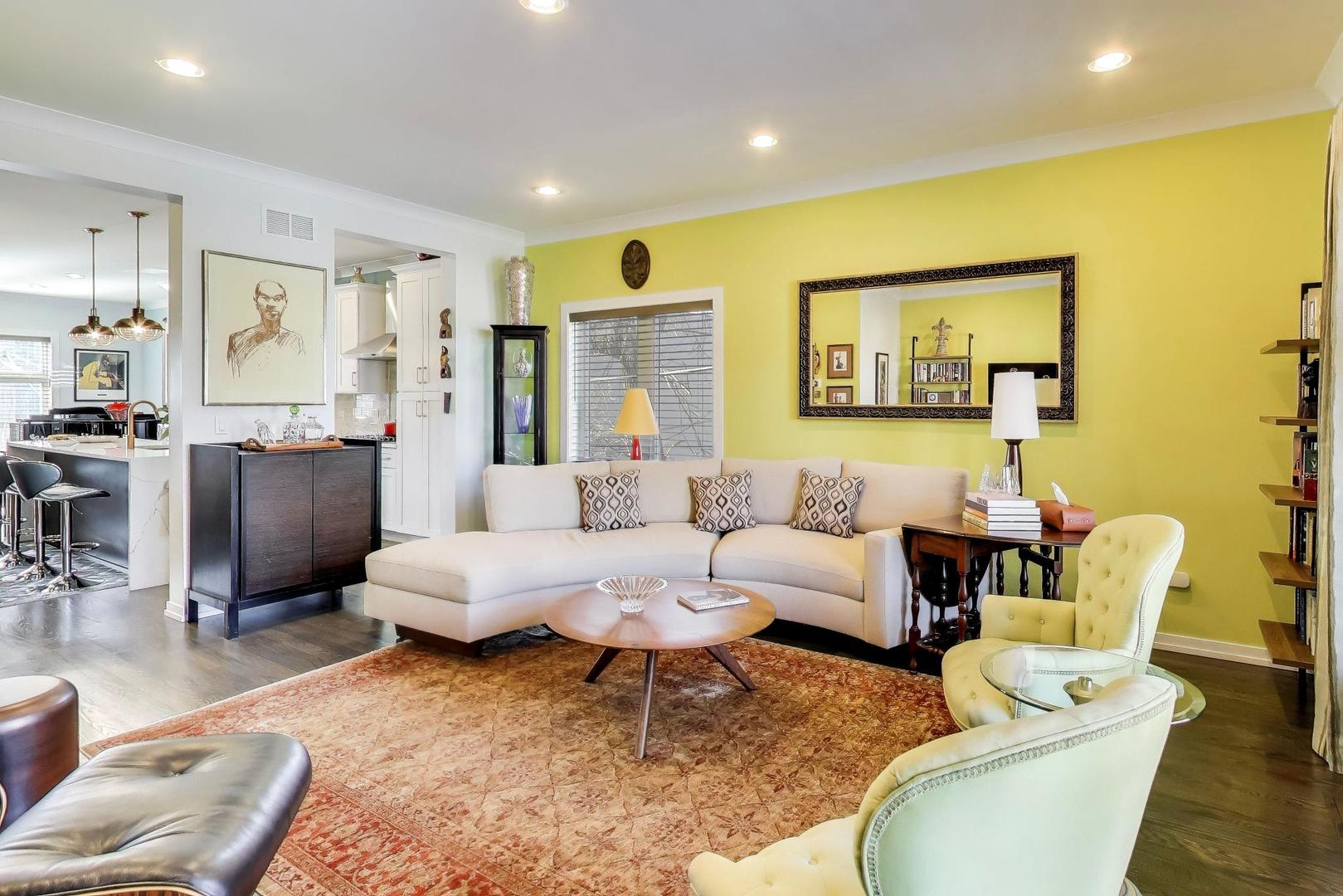 347 East 44th Street Chicago, IL 60653 - Photo 8 of 38 a living room with furniture and wooden floor