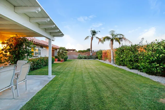 a view of a backyard