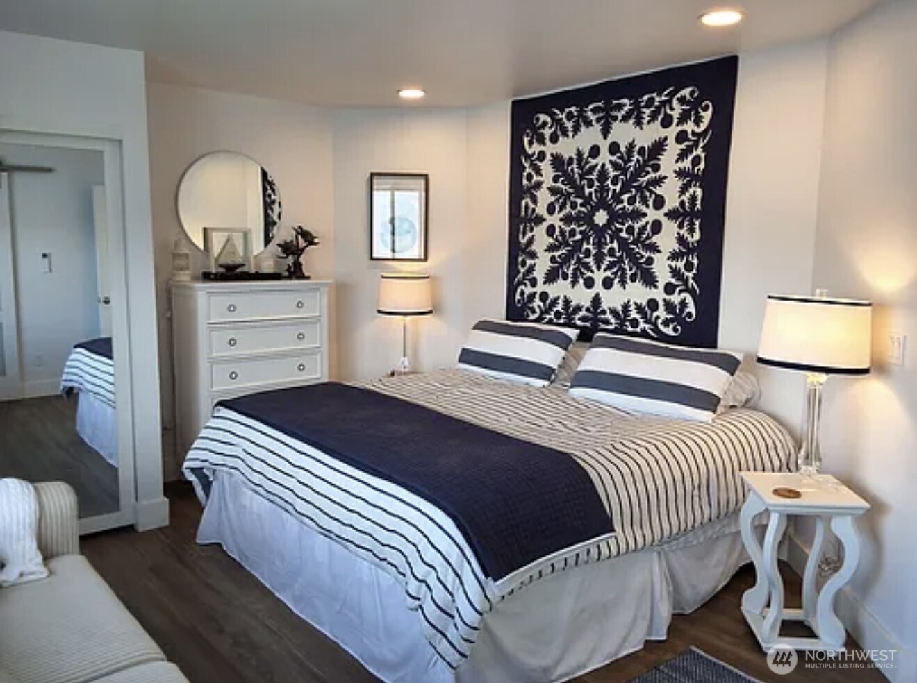 2685 South Lakeshore Road Chelan, WA 98816 - Photo 11 of 16 a bedroom with a bed a mirror and lamp