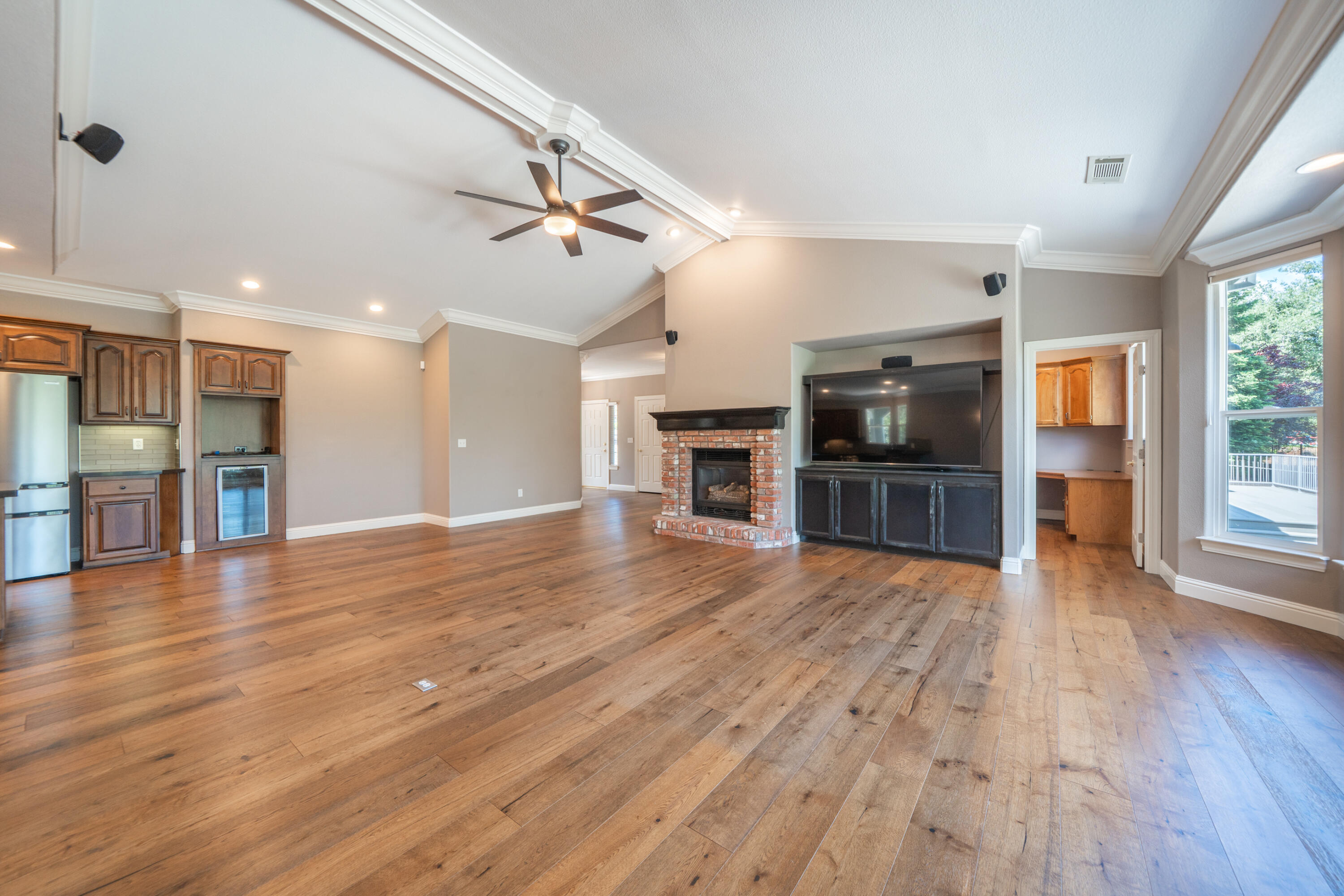 13477 Tierra Heights Road Redding, CA 96003 - Photo 10 of 92 Open Living Space