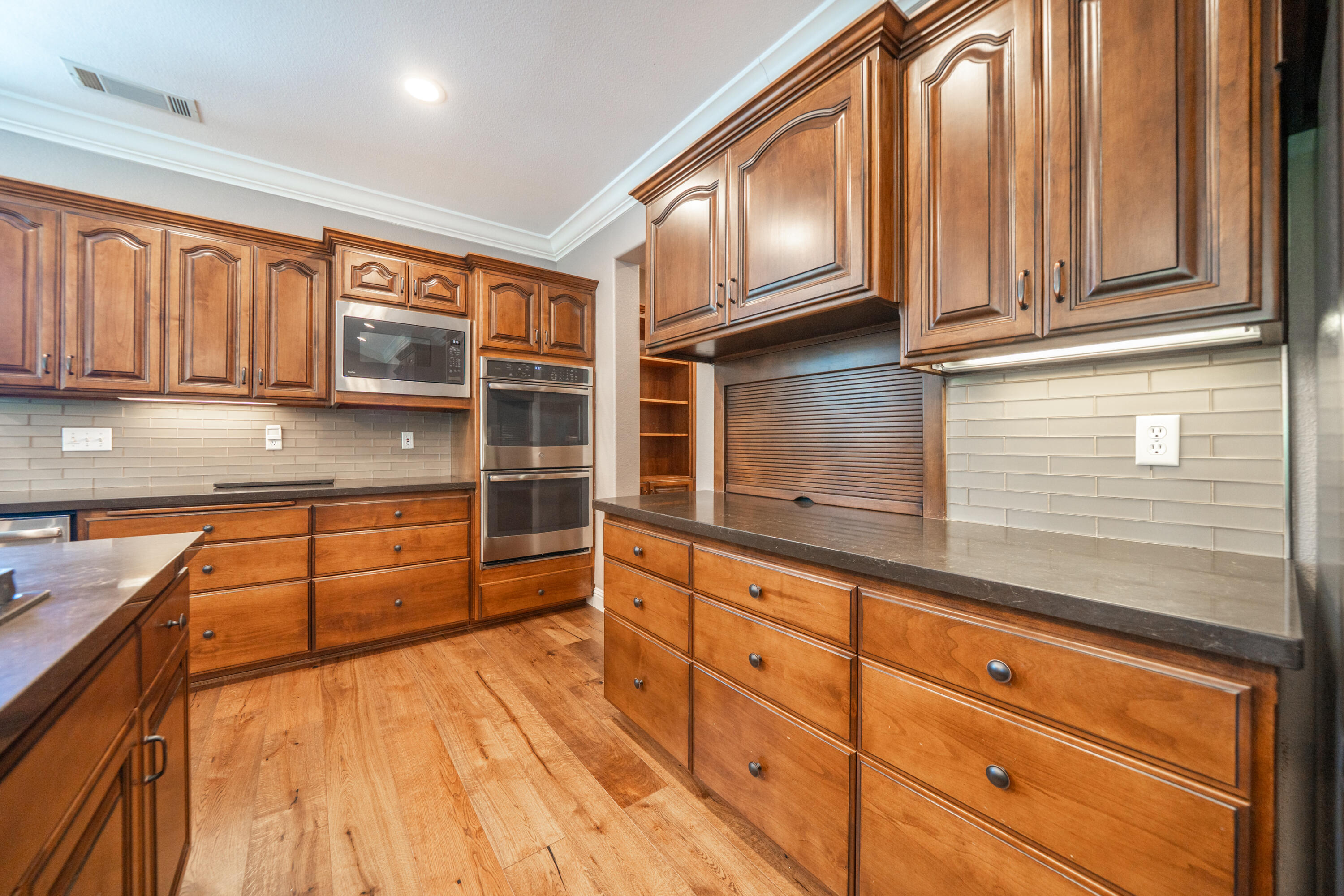 13477 Tierra Heights Road Redding, CA 96003 - Photo 18 of 92 Kitchen Workspace