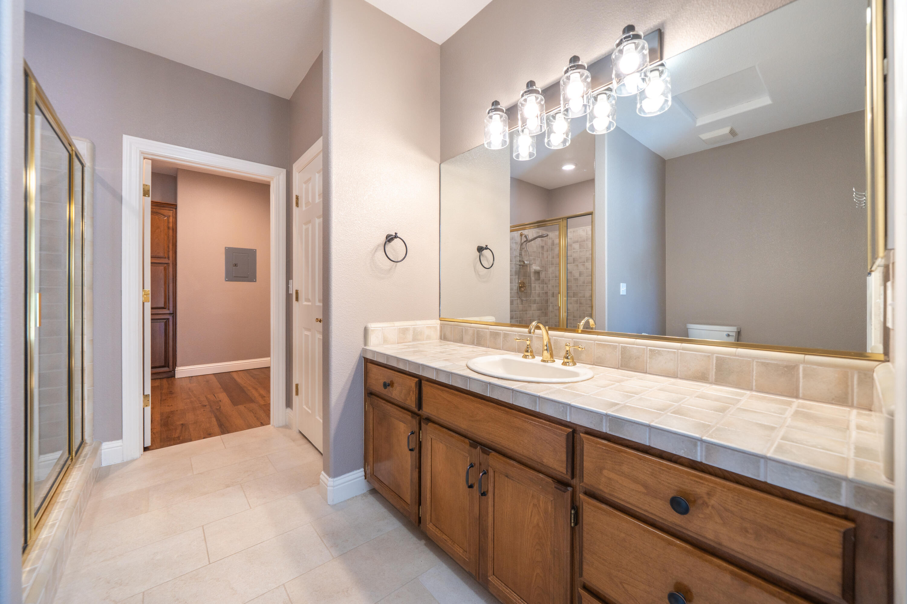 13477 Tierra Heights Road Redding, CA 96003 - Photo 27 of 92 2nd Primary Onsuite