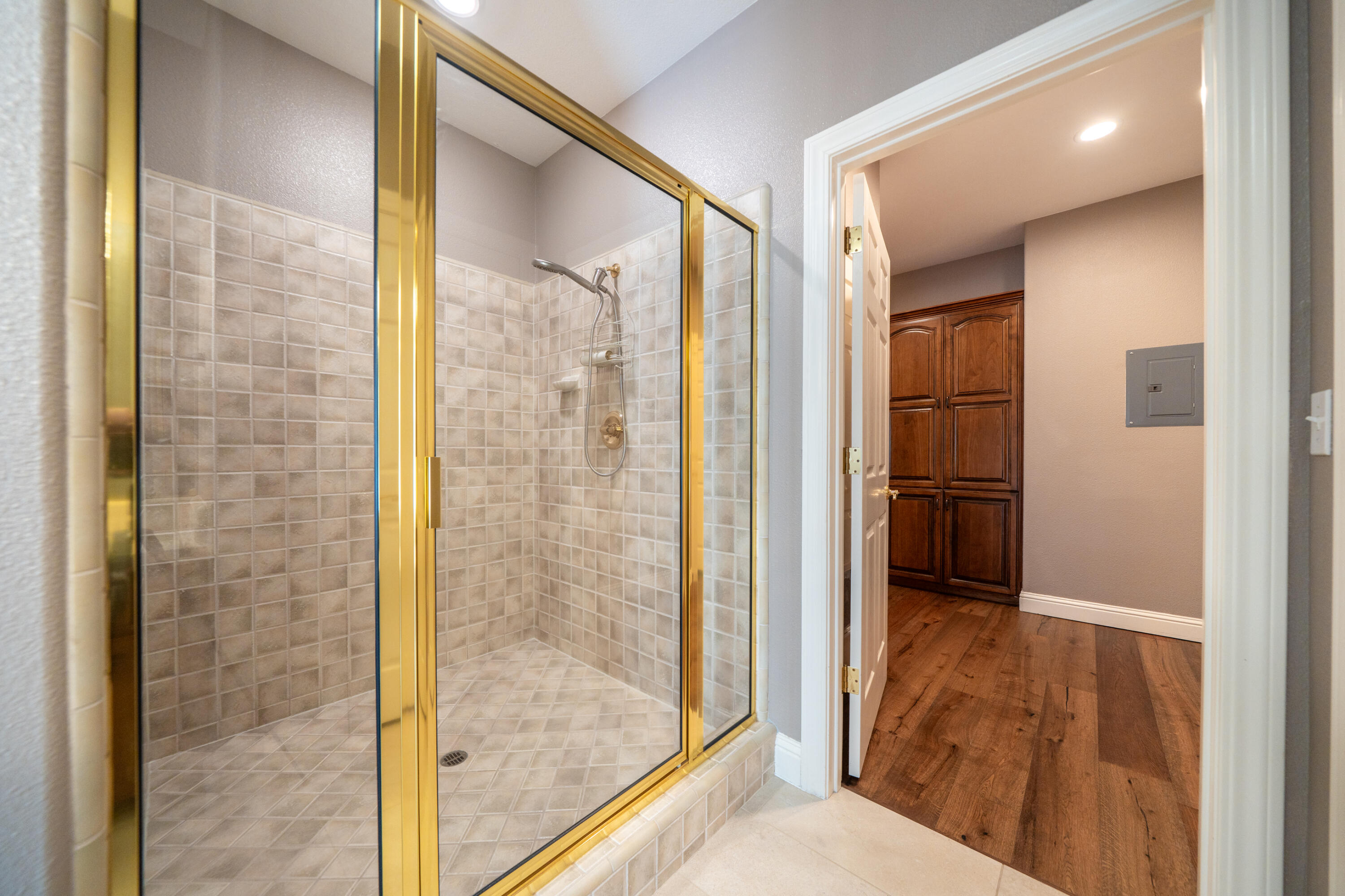 13477 Tierra Heights Road Redding, CA 96003 - Photo 29 of 92 2nd Primary Shower