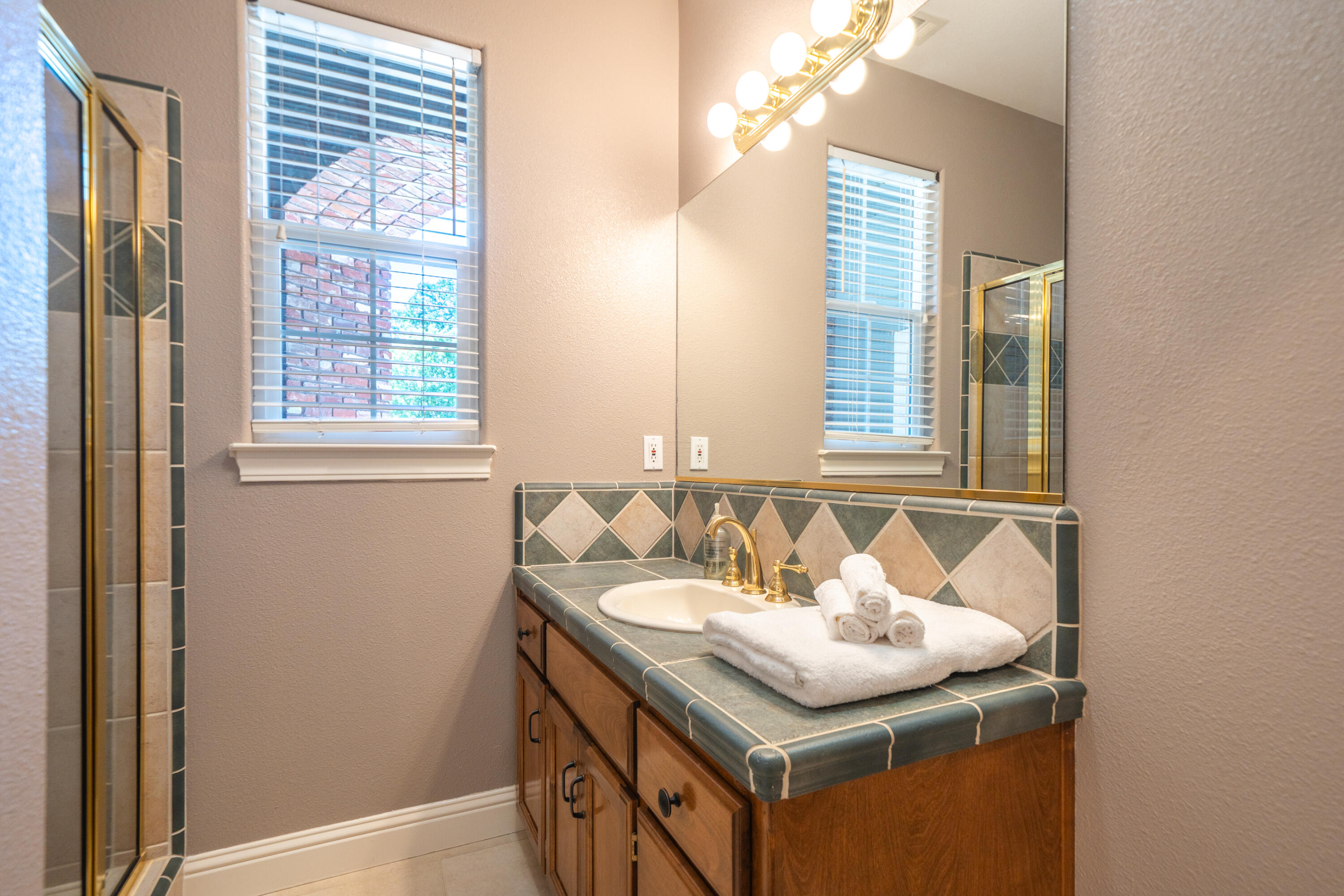 13477 Tierra Heights Road Redding, CA 96003 - Photo 32 of 92 Guest Bath