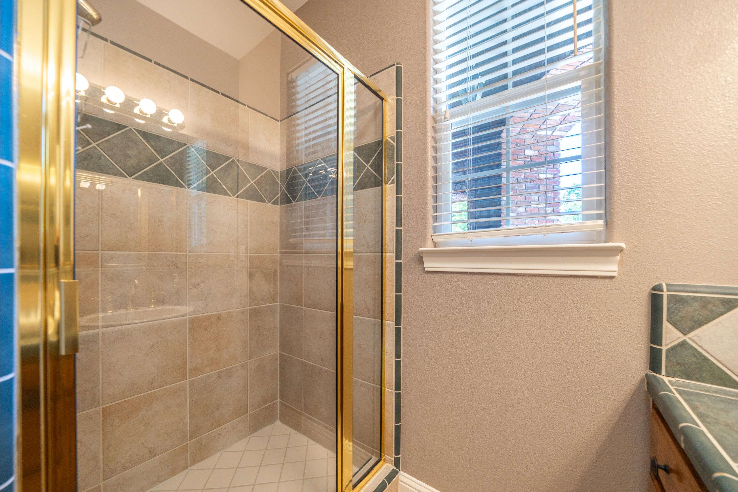 13477 Tierra Heights Road Redding, CA 96003 - Photo 33 of 92 Guest Bath