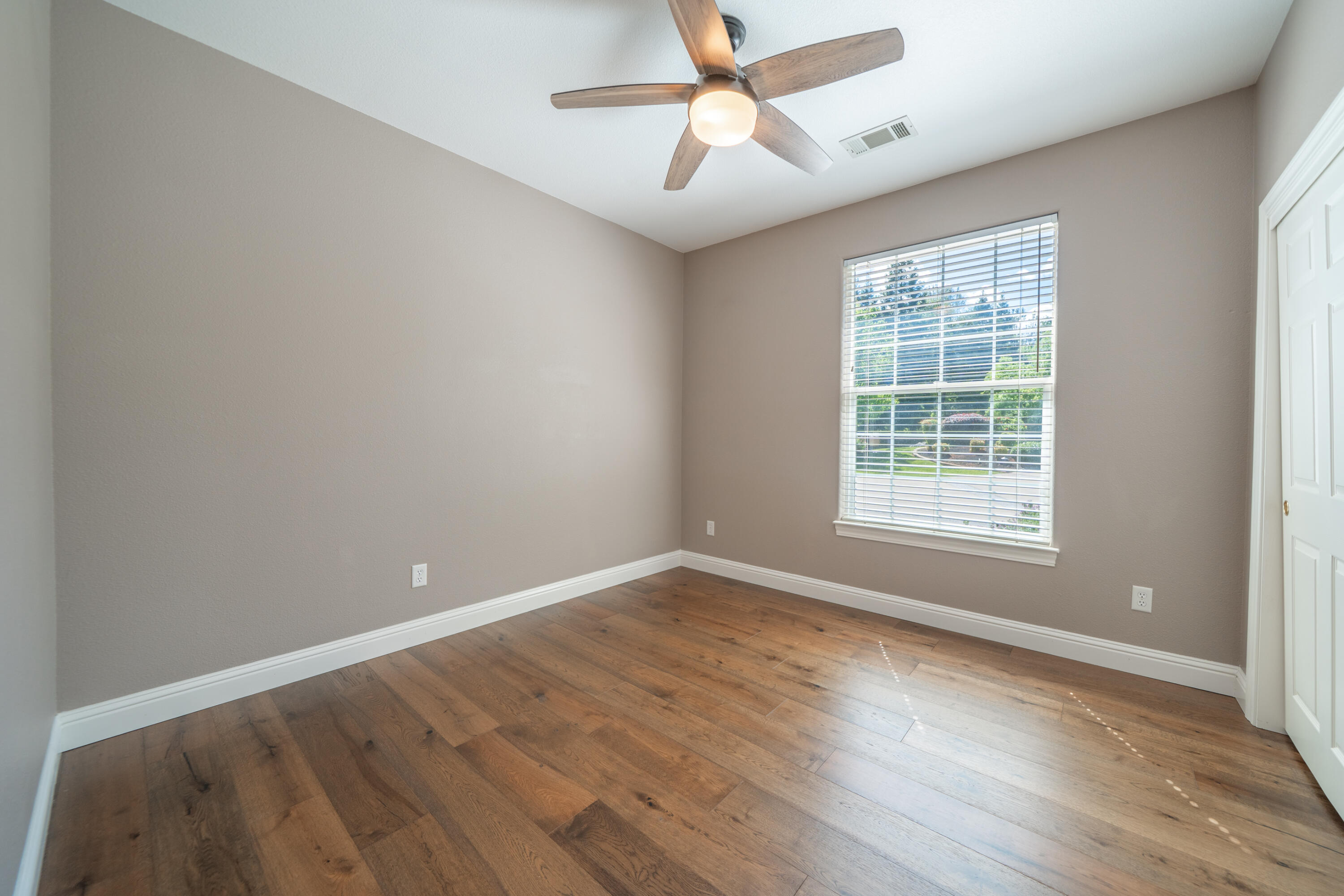 13477 Tierra Heights Road Redding, CA 96003 - Photo 34 of 92 Guest Bedroom 1
