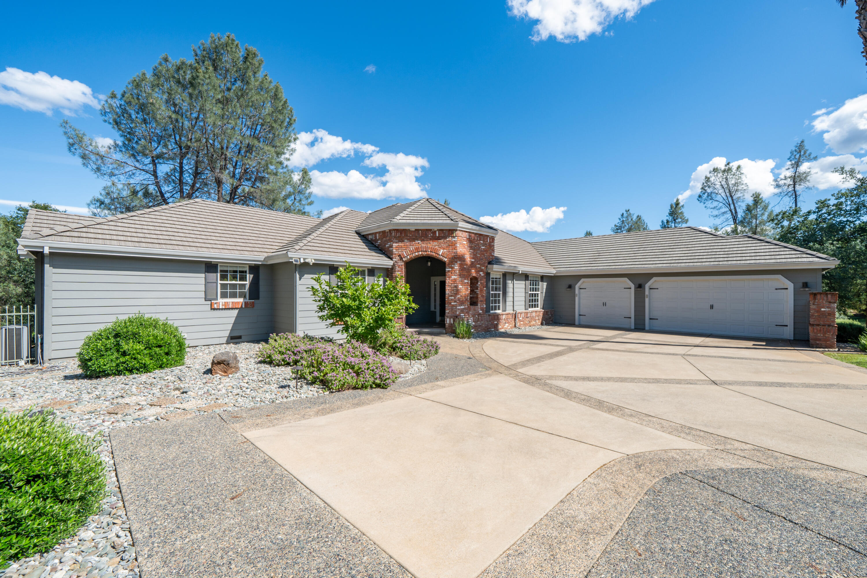 13477 Tierra Heights Road Redding, CA 96003 - Photo 4 of 92 Driveway-Welcome Home!