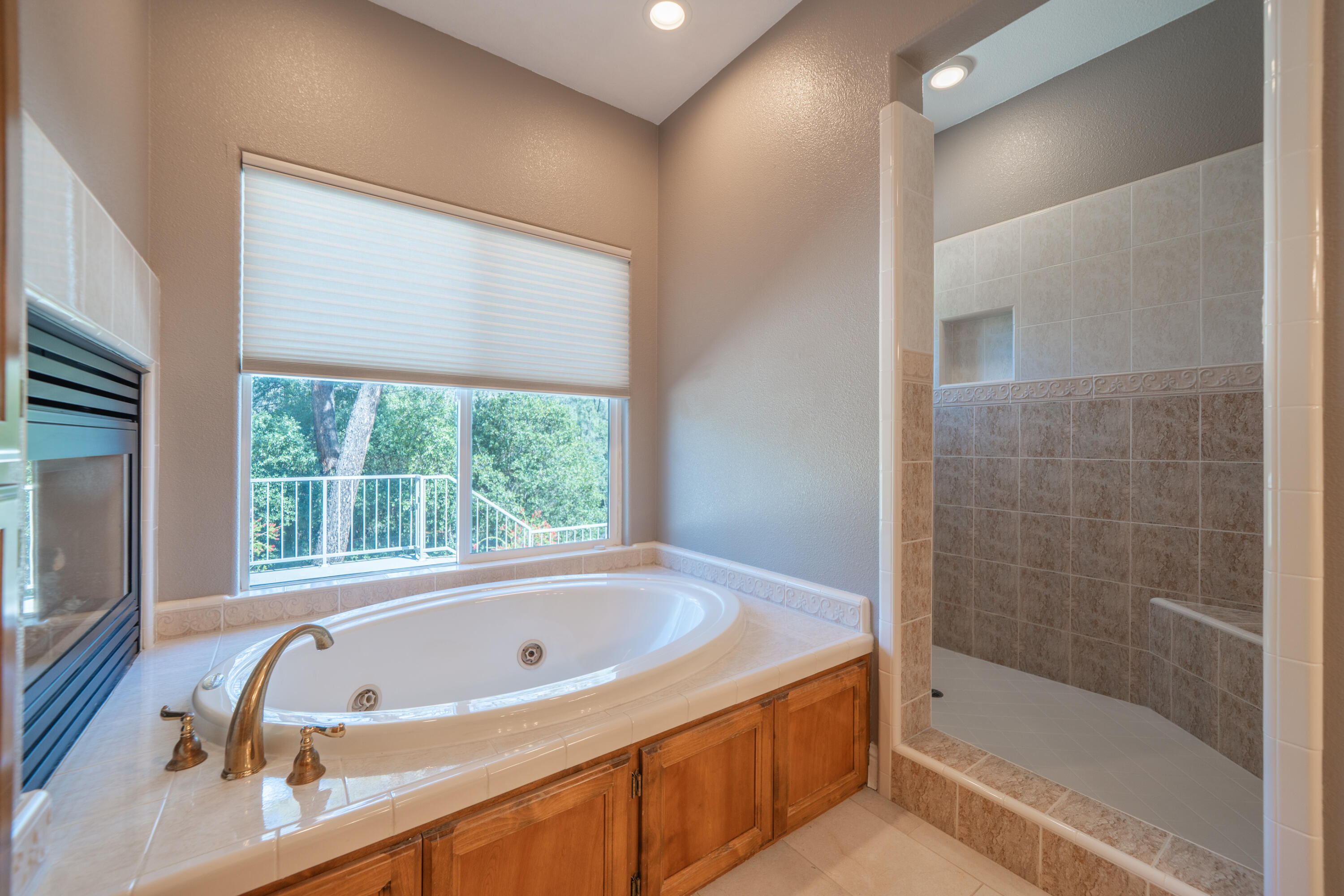 13477 Tierra Heights Road Redding, CA 96003 - Photo 42 of 92 Primary On-Suite Jetted Tub