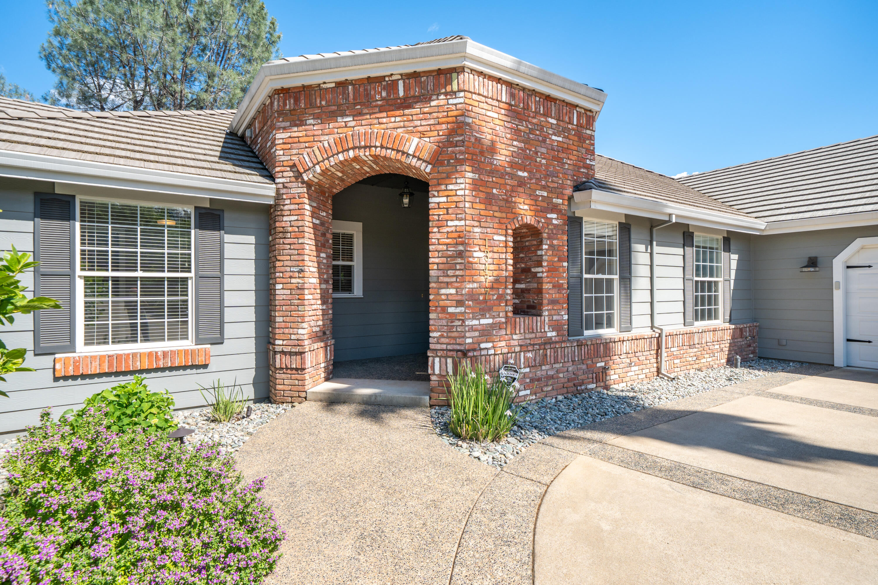 13477 Tierra Heights Road Redding, CA 96003 - Photo 5 of 92 Incredible Craftmanship