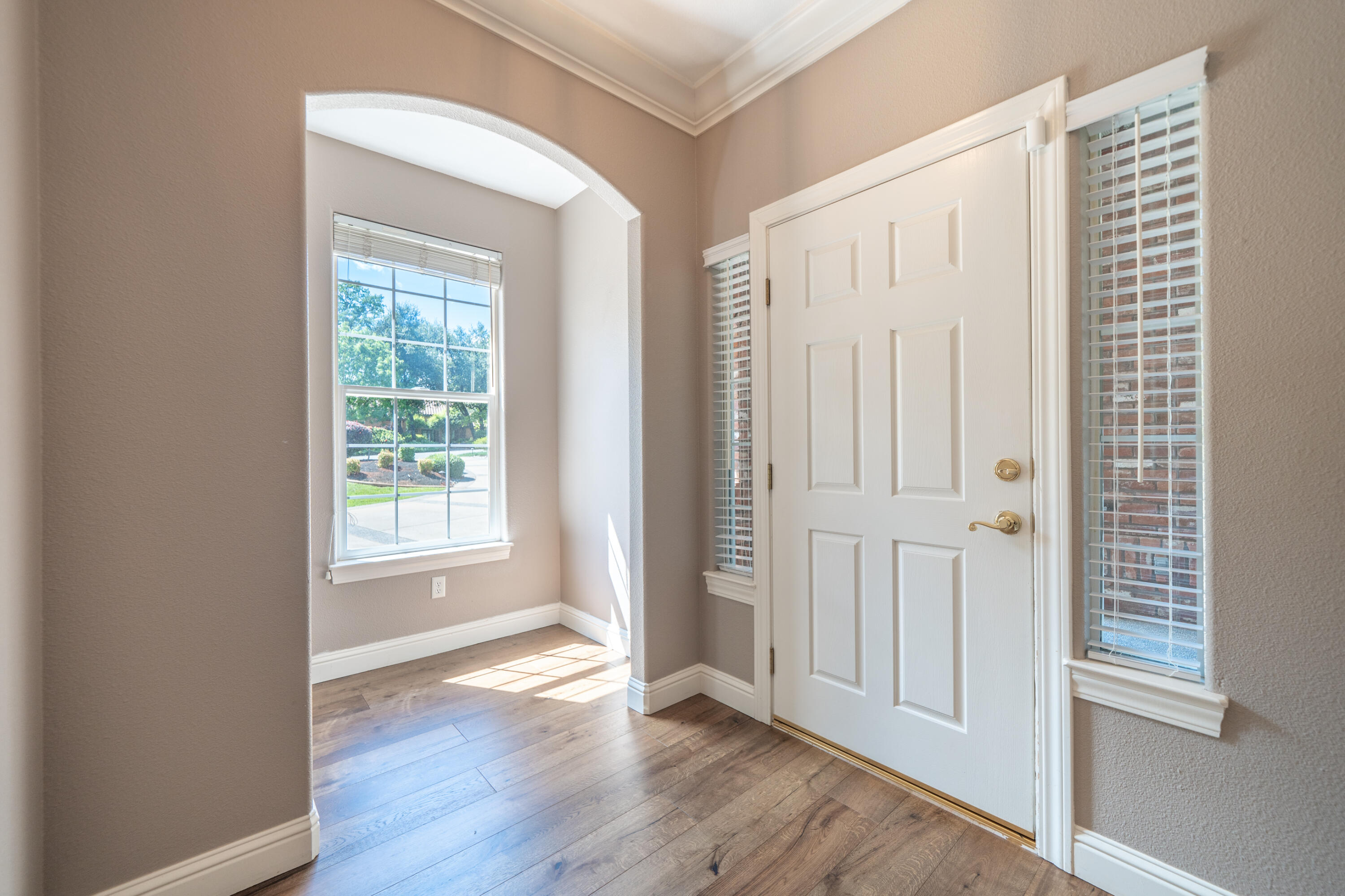 13477 Tierra Heights Road Redding, CA 96003 - Photo 6 of 92 Welcome in!
