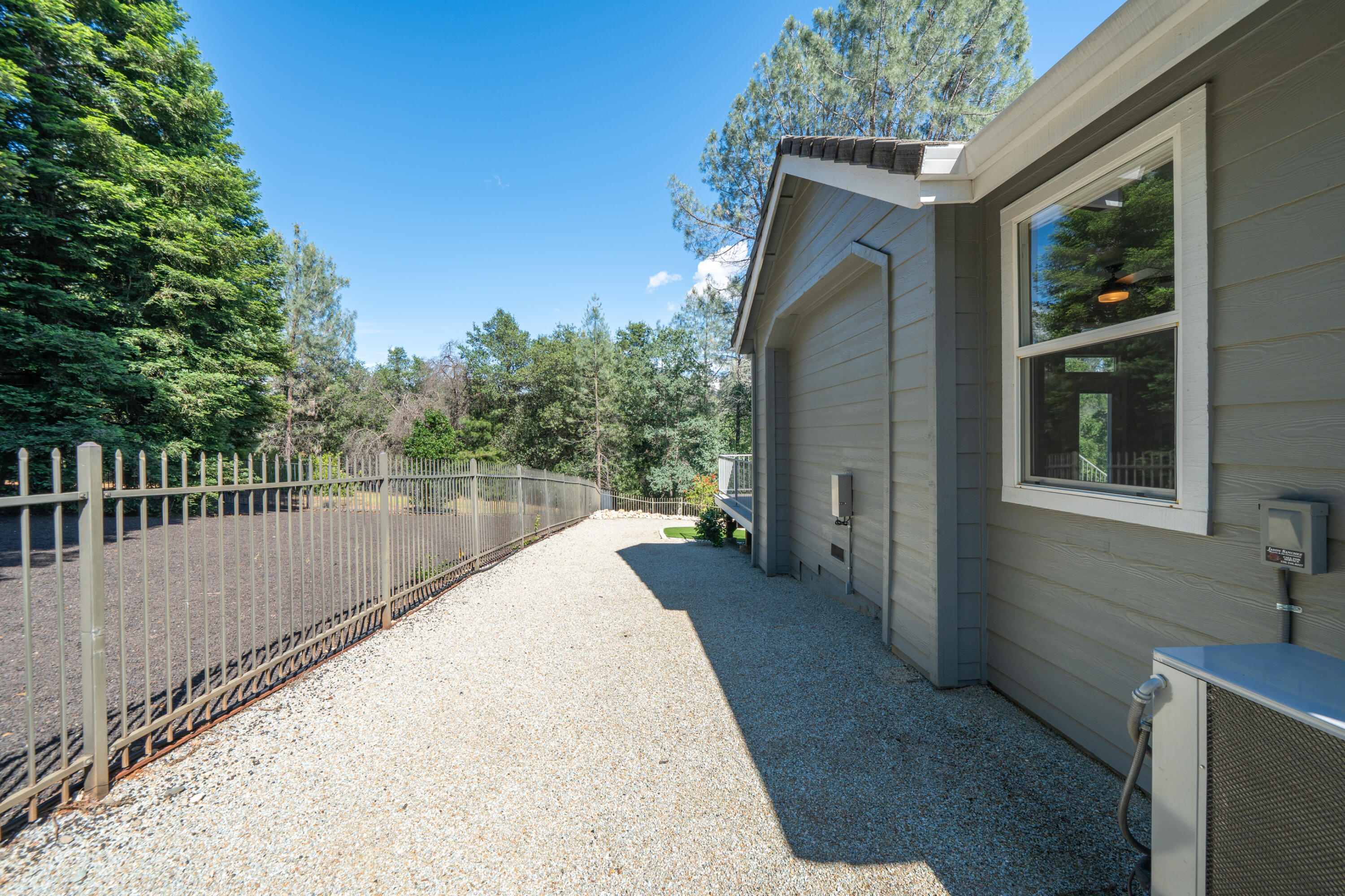 13477 Tierra Heights Road Redding, CA 96003 - Photo 61 of 92 Sideyard South Facing