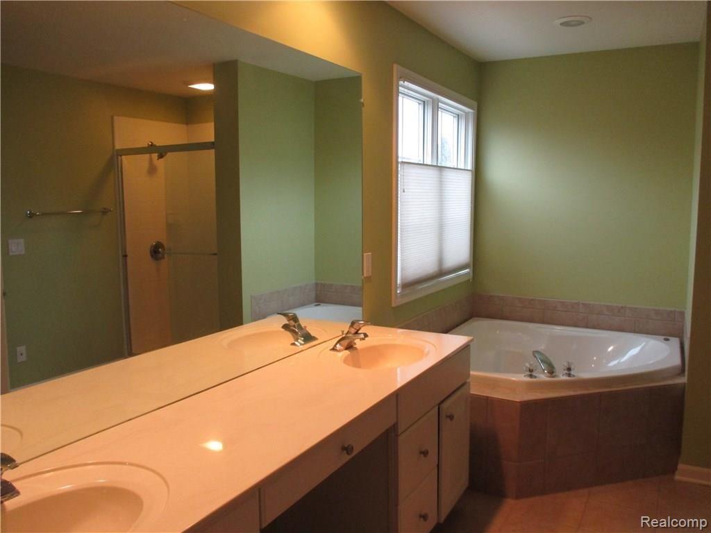3739 Woodmonte Drive Rochester, MI 48306 - Photo 28 of 42 IMG_2097.JPG