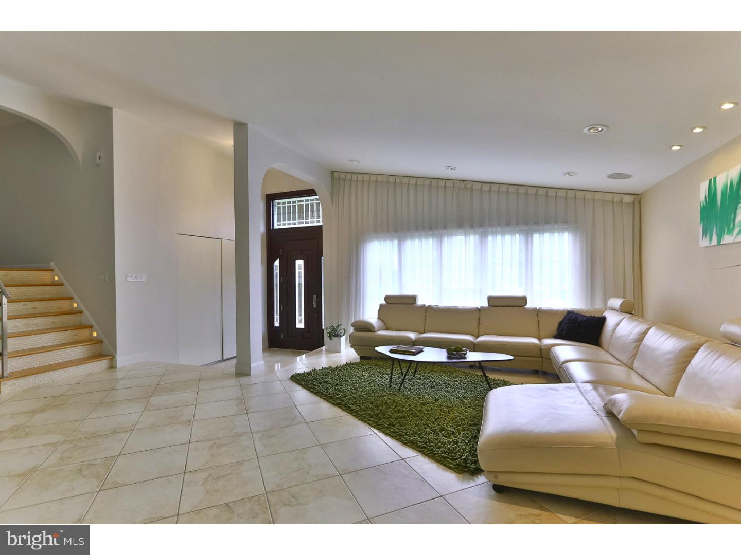 1477 Autumn Road Rydal, PA 19046 - Photo 5 of 25 Living Room