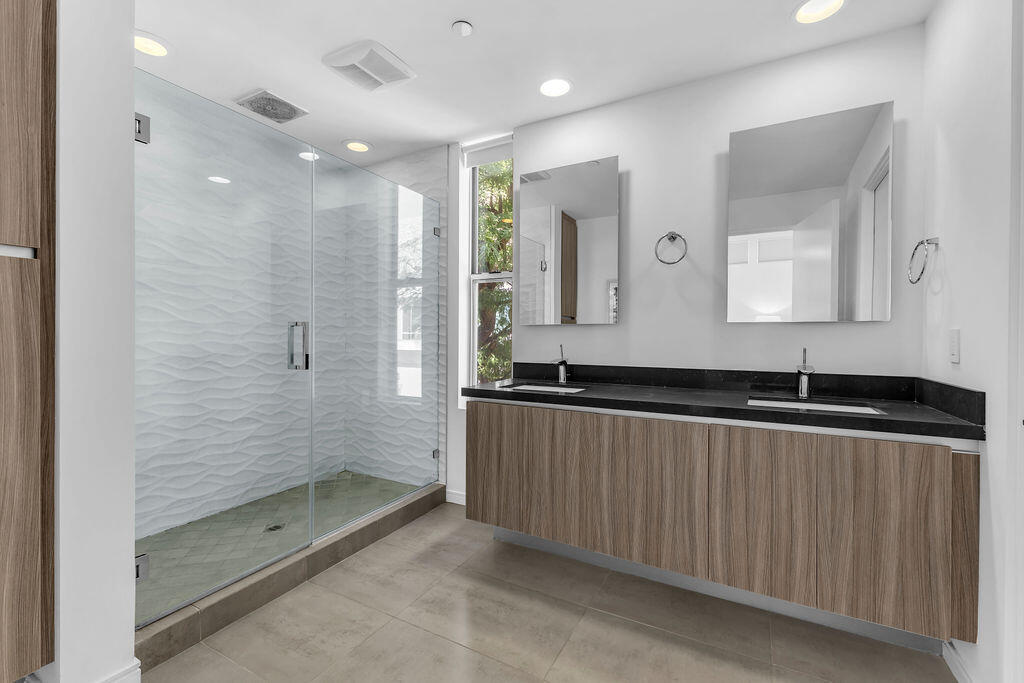 350 Goleta Way Palm Springs, CA 92264 - Photo 38 of 60 a bathroom with a bathtub and a shower