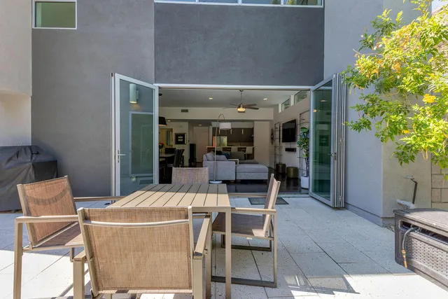 a view of entryway and outdoor space