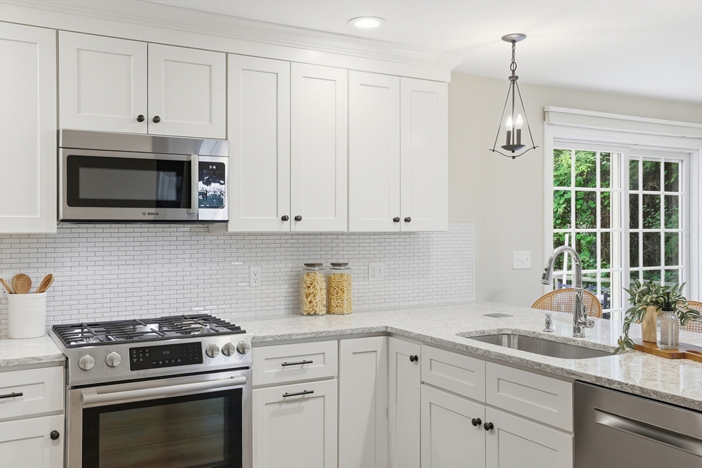 8 Cheevers Path, Unit 8 Bedford, MA 01730 - Photo 4 of 37