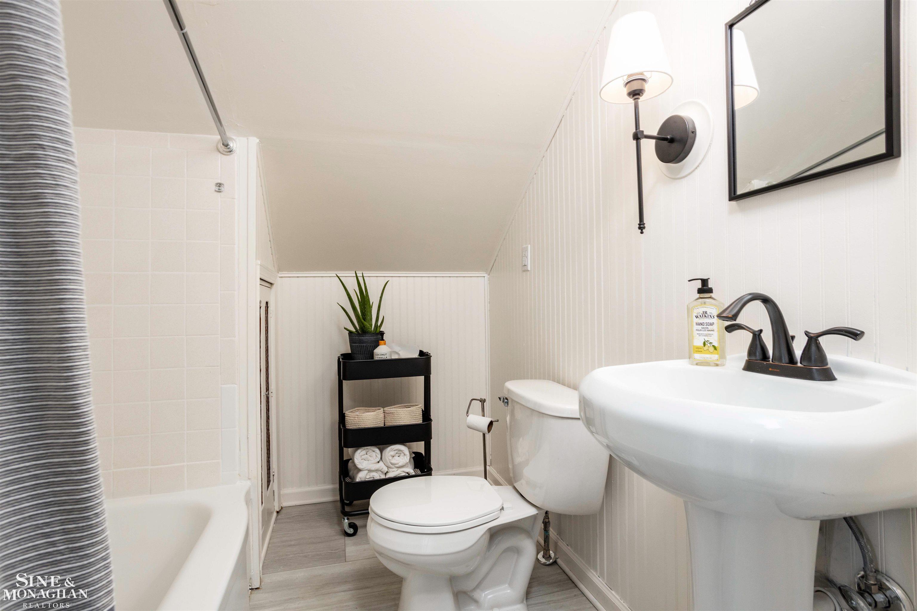 480 Cloverly Road Grosse Pointe, MI 48236 - Photo 23 of 48 Second Floor Full Bathroo