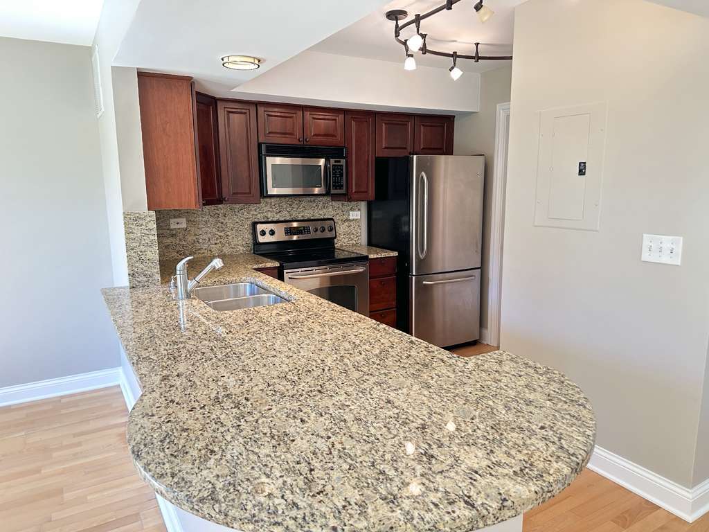 11 Foxcroft Road, Unit 11127 Naperville, IL 60565 - Photo 3 of 13
