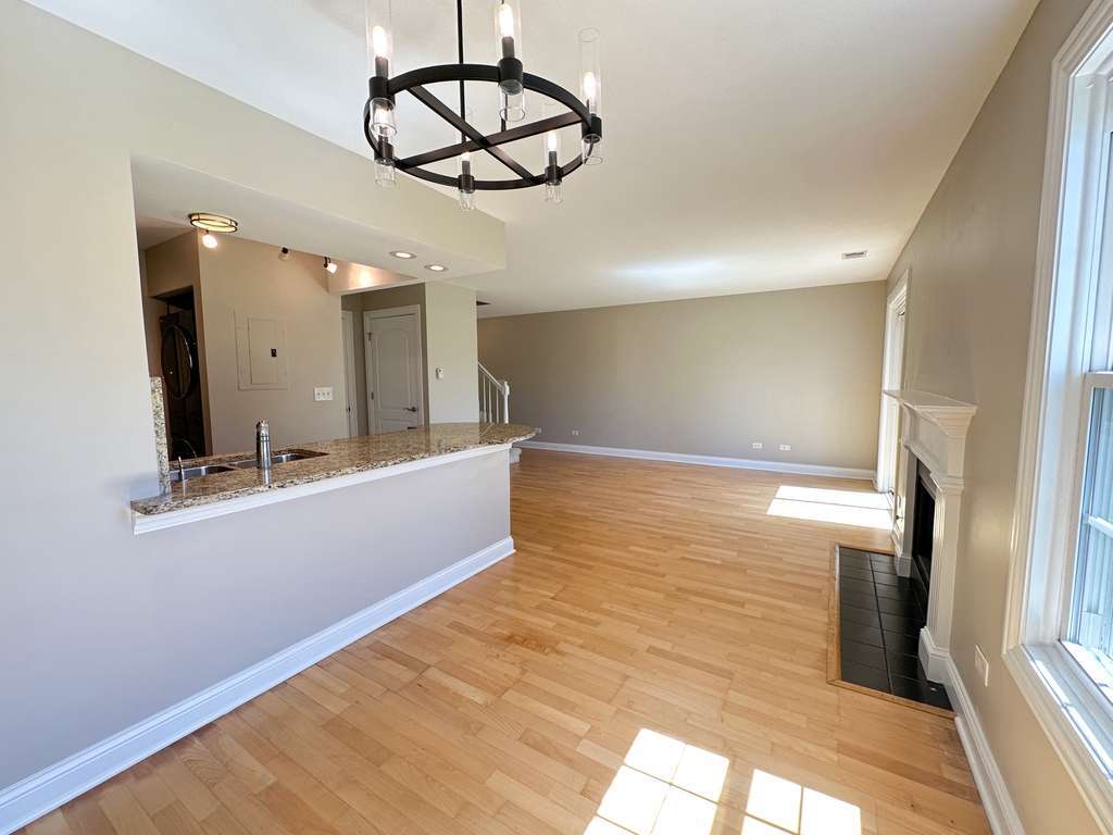 11 Foxcroft Road, Unit 11127 Naperville, IL 60565 - Photo 4 of 13