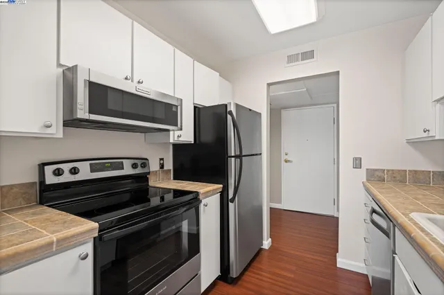 $317,500 | 300 North Civic Drive, Unit 403, Walnut Creek, CA 94596