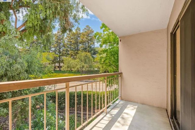 $317,500 | 300 North Civic Drive, Unit 403, Walnut Creek, CA 94596
