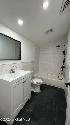 $1,825 | 355 4th Street, Unit 2, Troy, NY 12180