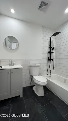 $1,825 | 355 4th Street, Unit 2, Troy, NY 12180