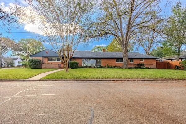 $295,000 | 1700 South Park Street, Brenham, TX 77833