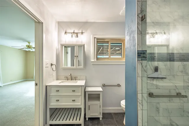 en empty room with windows and ceiling fan