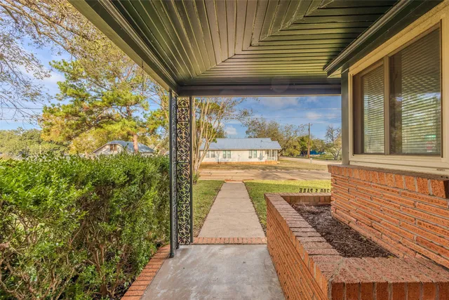 a view of a pathway both side of the house