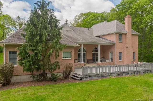 a view of a yard with a house