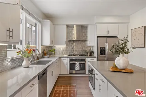 $1,149,000 | 644 North Gramercy Place, Los Angeles, CA 90004