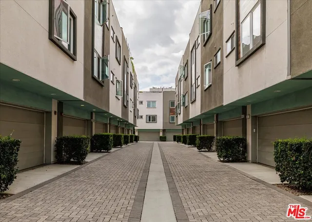 $1,149,000 | 644 North Gramercy Place, Los Angeles, CA 90004