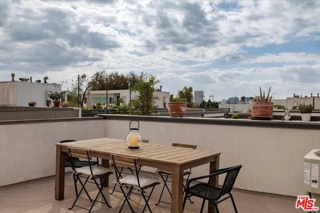 $1,149,000 | 644 North Gramercy Place, Los Angeles, CA 90004