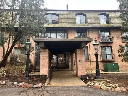 $229,000 | 600 West Russell Street, Unit 105, Barrington, IL 60010