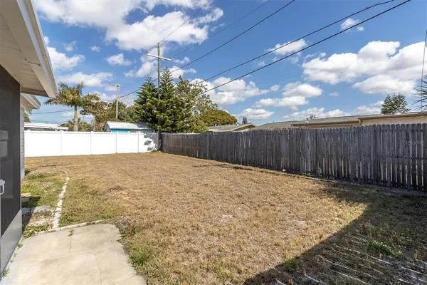 a view of a backyard
