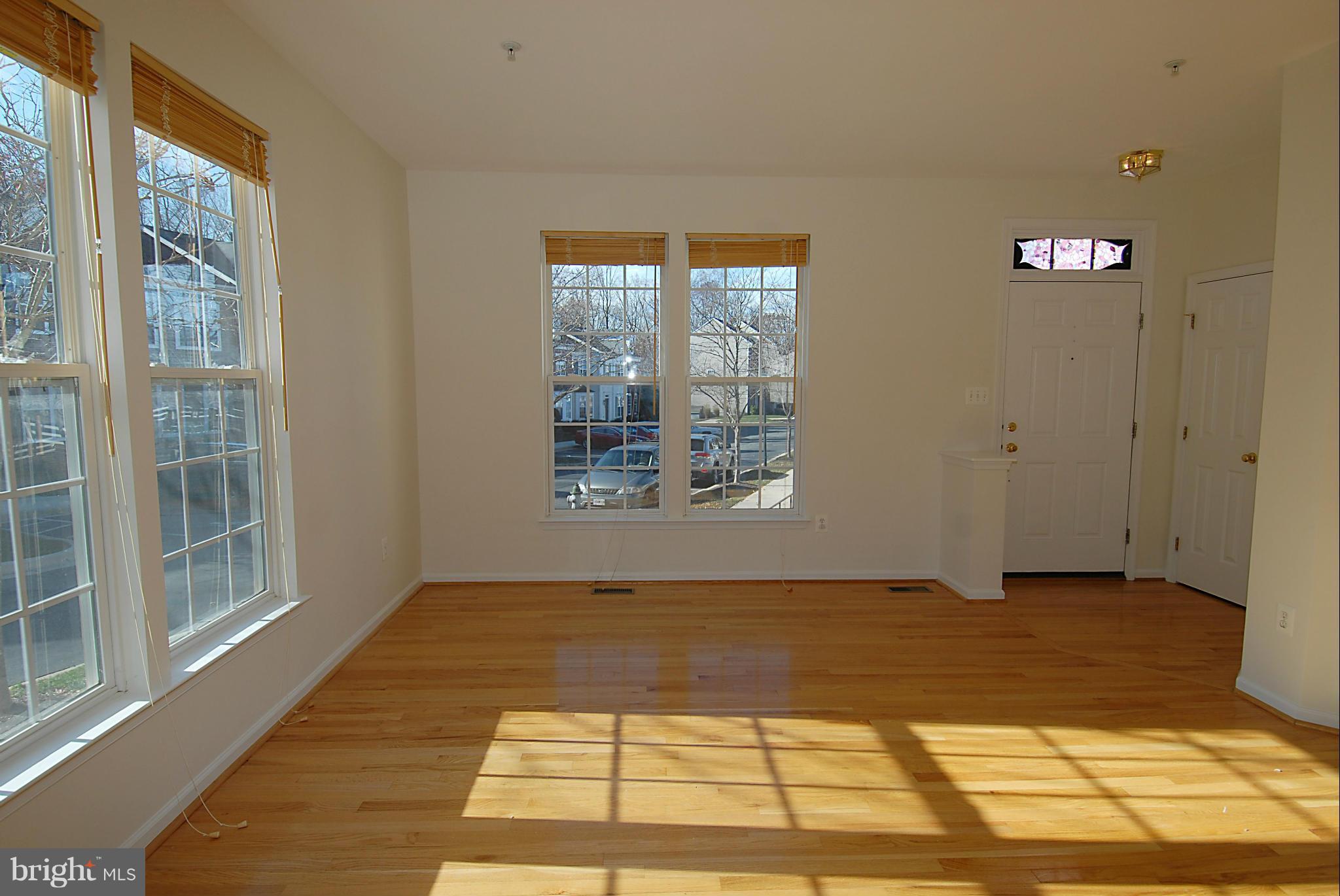 13950 Lullaby Road Germantown, MD 20874 - Photo 2 of 30 Living Room
