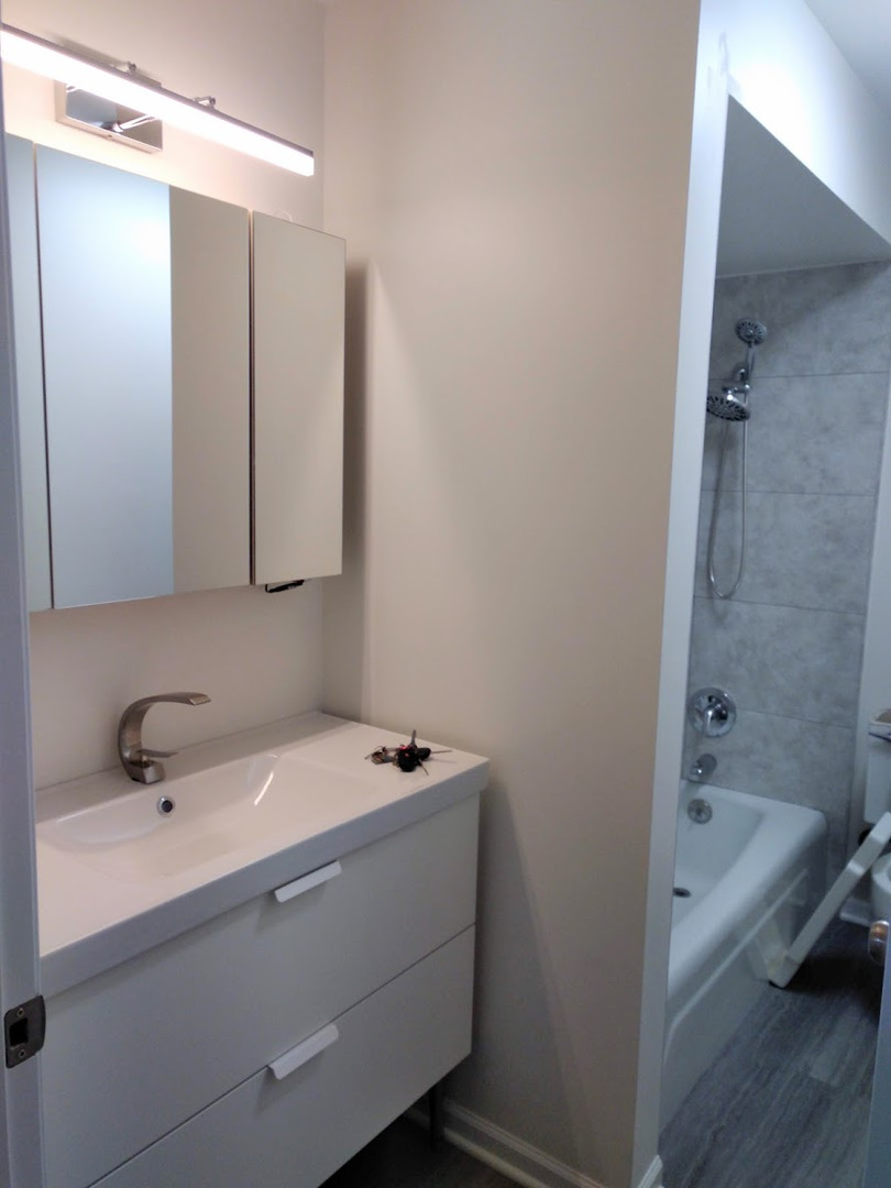 2822 Dundee Road, Unit 13B Northbrook, IL 60062 - Photo 8 of 10 a bathroom with a sink and a tub