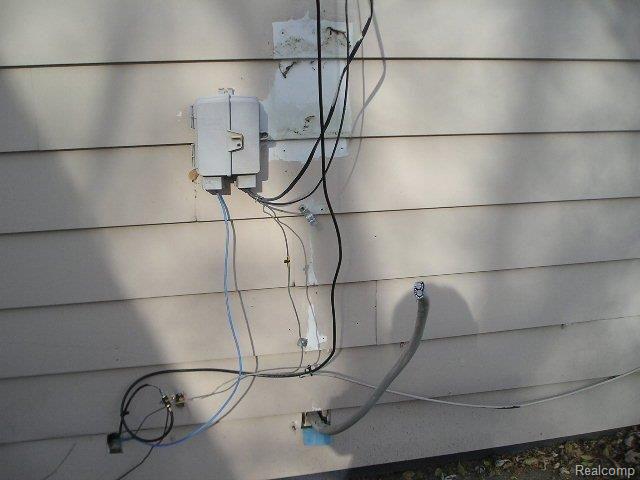 2375 Jones Road Waterford, MI 48327 - Photo 7 of 9 Missing Electricial
