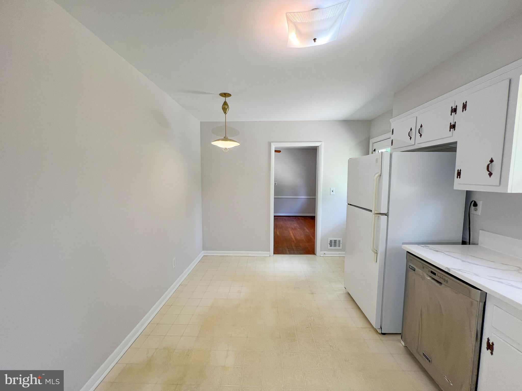 10001 Woodhill Road Bethesda, MD 20817 - Photo 7 of 30 Kitchen, Table Space