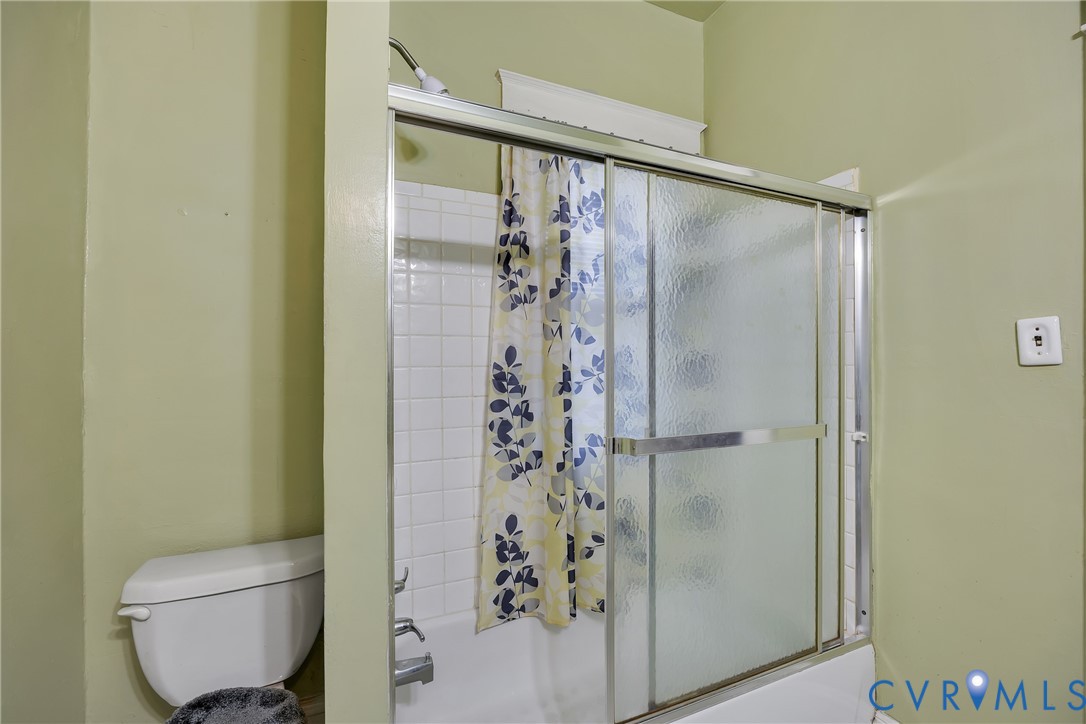 3208 Decatur Street Richmond, VA 23224 - Photo 6 of 12 Full bathroom with toilet and combined bath / show