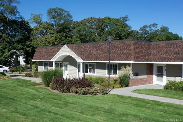 $2,830 | 255 East Main Street, Unit 11, East Islip, NY 11730